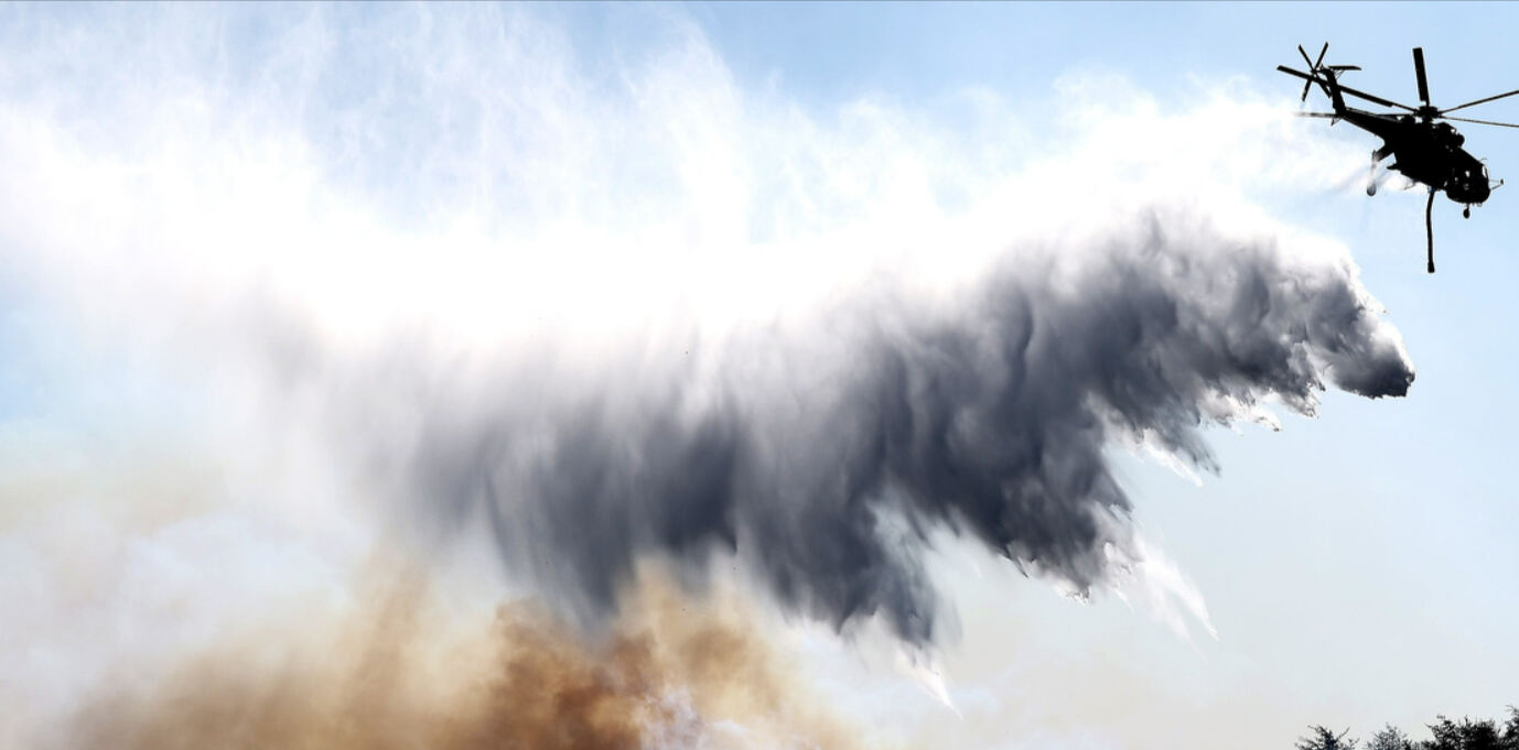 8일 오후 경북 경주시 문무대왕면 입천리에서 발생한 산불이 강풍을 타고 확산되는 가운데 소방헬기가 진화 작업을 벌이고 있다. 뉴시스