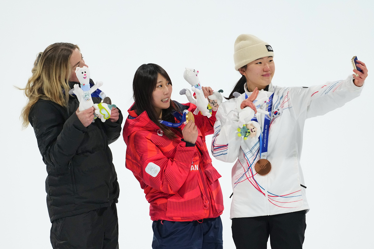 유승은(오른쪽)이 이탈리아 리비뇨 스노파크에서 열린 2026 밀라노·코르티나담페초 동계올림픽 스노보드 여자 빅에어에서 동메달을 따낸 후 시상대에 올라 다른 수상자들과 셀카를 찍고 있다. 리비뇨=AP/뉴시스