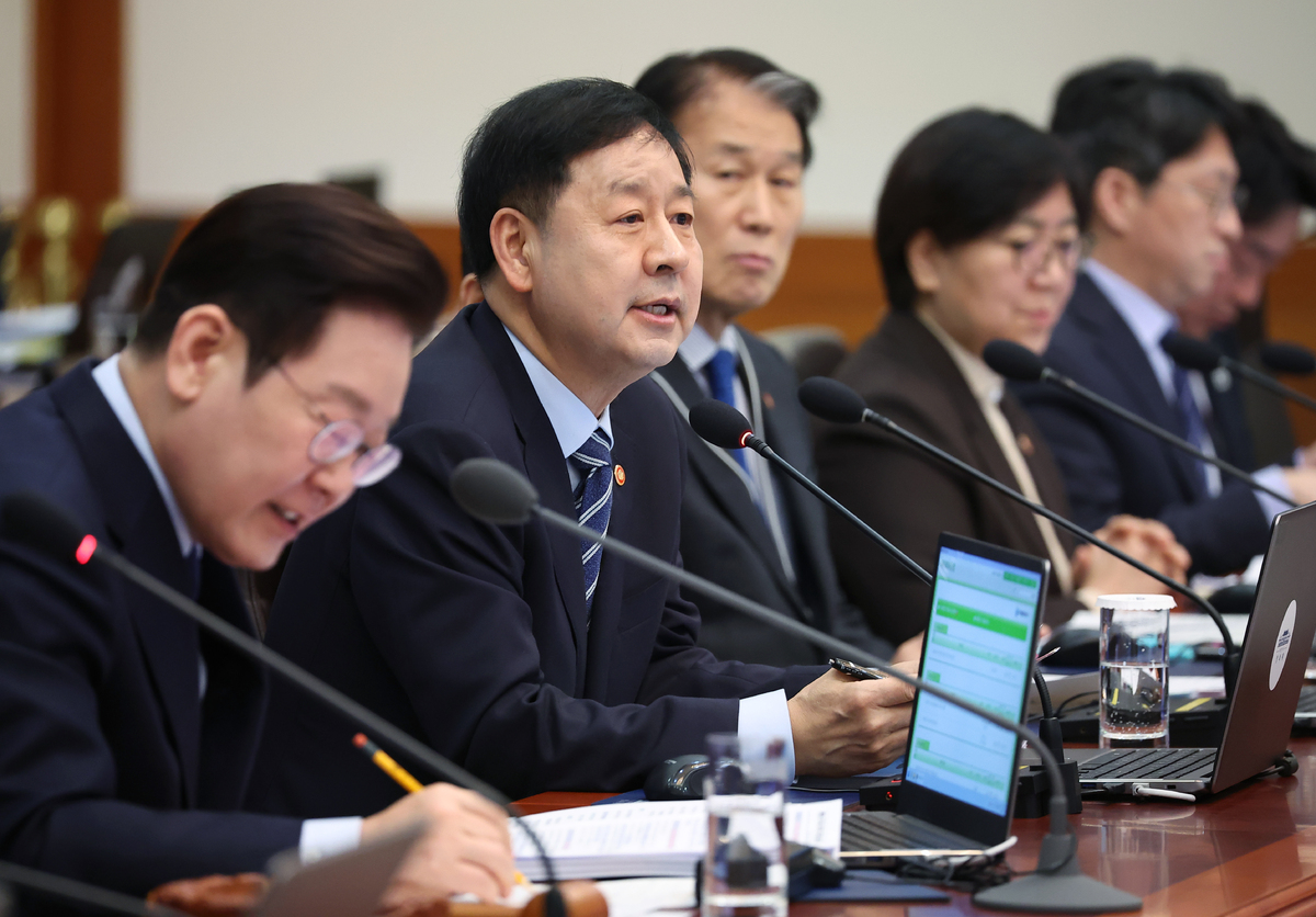 구윤철 부총리 겸 재정경제부 장관이 10일 청와대에서 열린 국무회의에서 발언하고 있다. 정부는 이날 5월 9일로 예정된 다주택자 양도소득세 중과 유예와 관련해 잔금 및 등기를 위한 4∼6개월 유예기간을 주기로 했다.&nbsp;청와대통신사진기자단