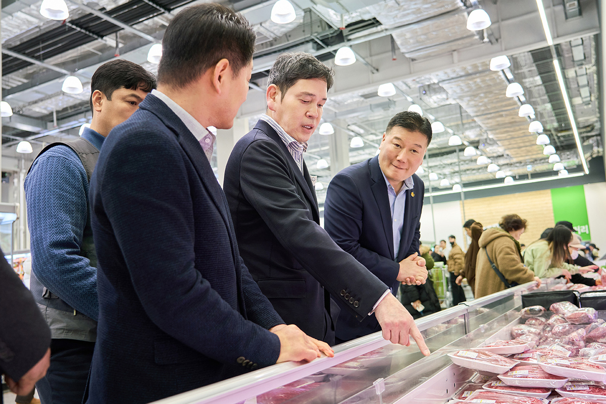 정용진 신세계그룹 회장이 설 연휴를 일주일 앞둔 9일 인천 트레이더스 구월점을 찾아 축산 매장에서 상품을 살펴보고 있다. 신세계그룹 제공