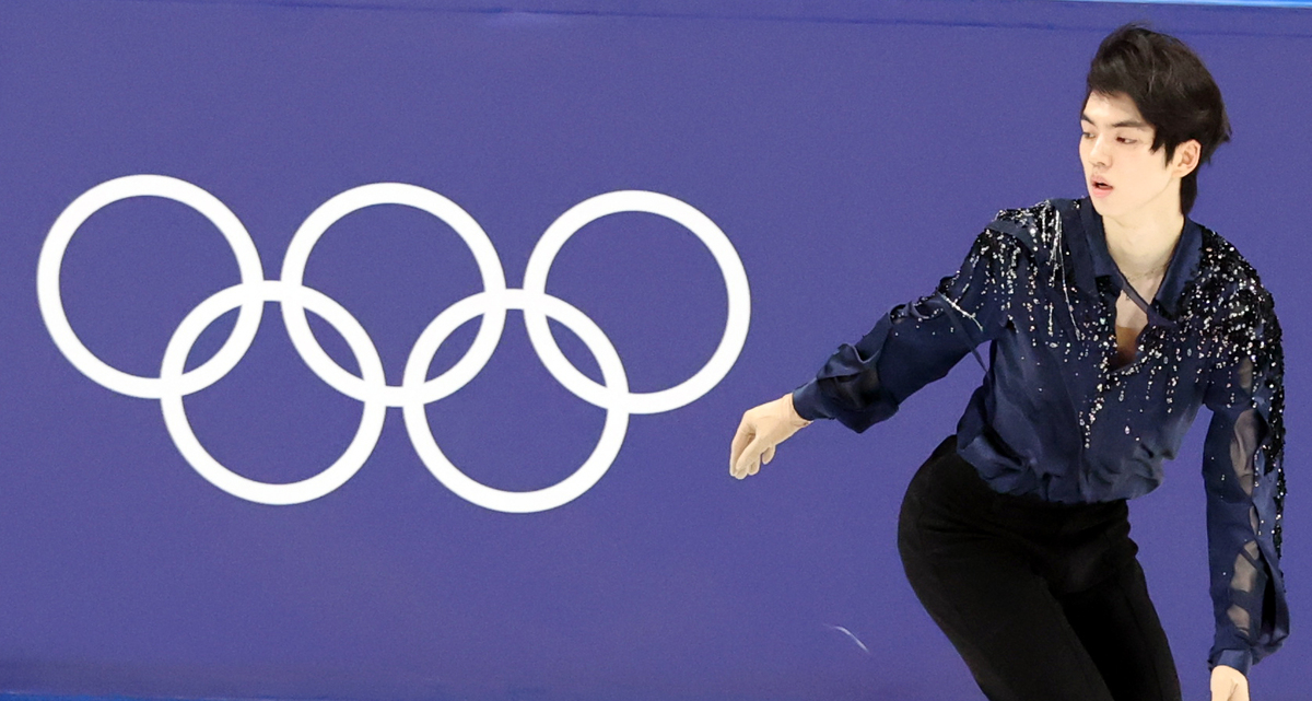 이탈리아 밀라노 아이스 스케이팅 아레나 경기장에서 열린 2026 밀라노·코르티나담페초 동계올림픽 피겨스케이팅 남자 싱글 쇼트프로그램에서 차준환 선수가 경기를 하고 있다. 밀라노=뉴시스