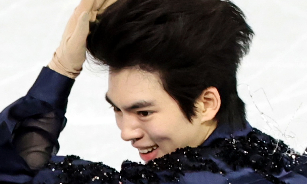 이탈리아 밀라노 아이스 스케이팅 아레나 경기장에서 열린 2026 밀라노·코르티나담페초 동계올림픽 피겨스케이팅 남자 싱글 쇼트프로그램에서 차준환 선수가 경기를 마친 후 인사를 하고 있다. 밀라노=뉴시스