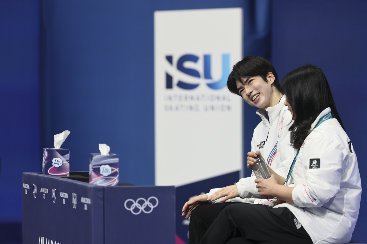 피겨스케이트 차준환이 이탈리아 밀라노 아이스스케이팅 아레나에서 열린 2026 밀라노·코르티나 담페초 동계올림픽 남자 싱글 쇼트프로그램에서 연기를 마치고 점수를 기다리고 있다. 밀라노=뉴시스