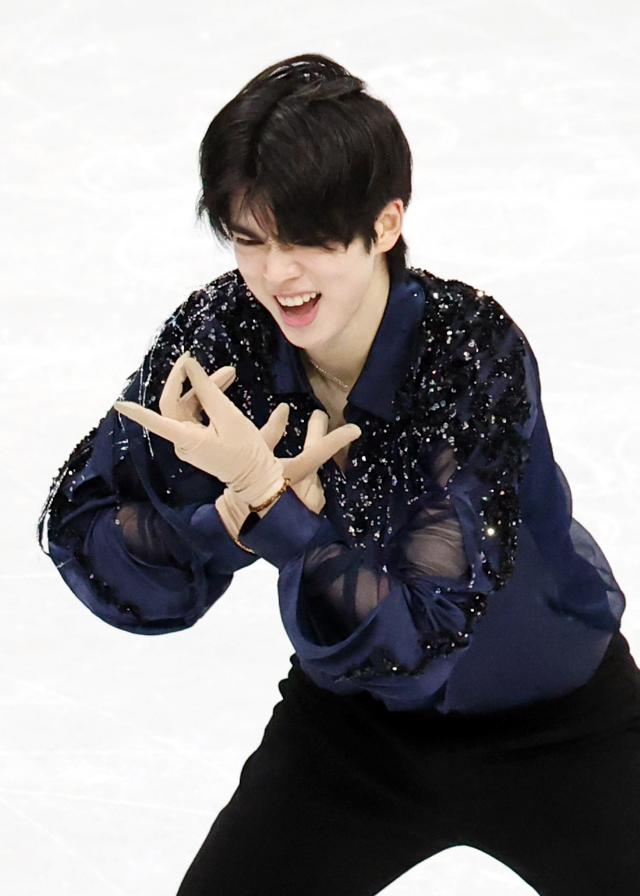 이탈리아 밀라노 아이스 스케이팅 아레나 경기장에서 열린 2026 밀라노·코르티나담페초 동계올림픽 피겨스케이팅 남자 싱글 쇼트프로그램에서 차준환 선수가 화려한 연기를 펼치고 있다. 밀라노=뉴시스