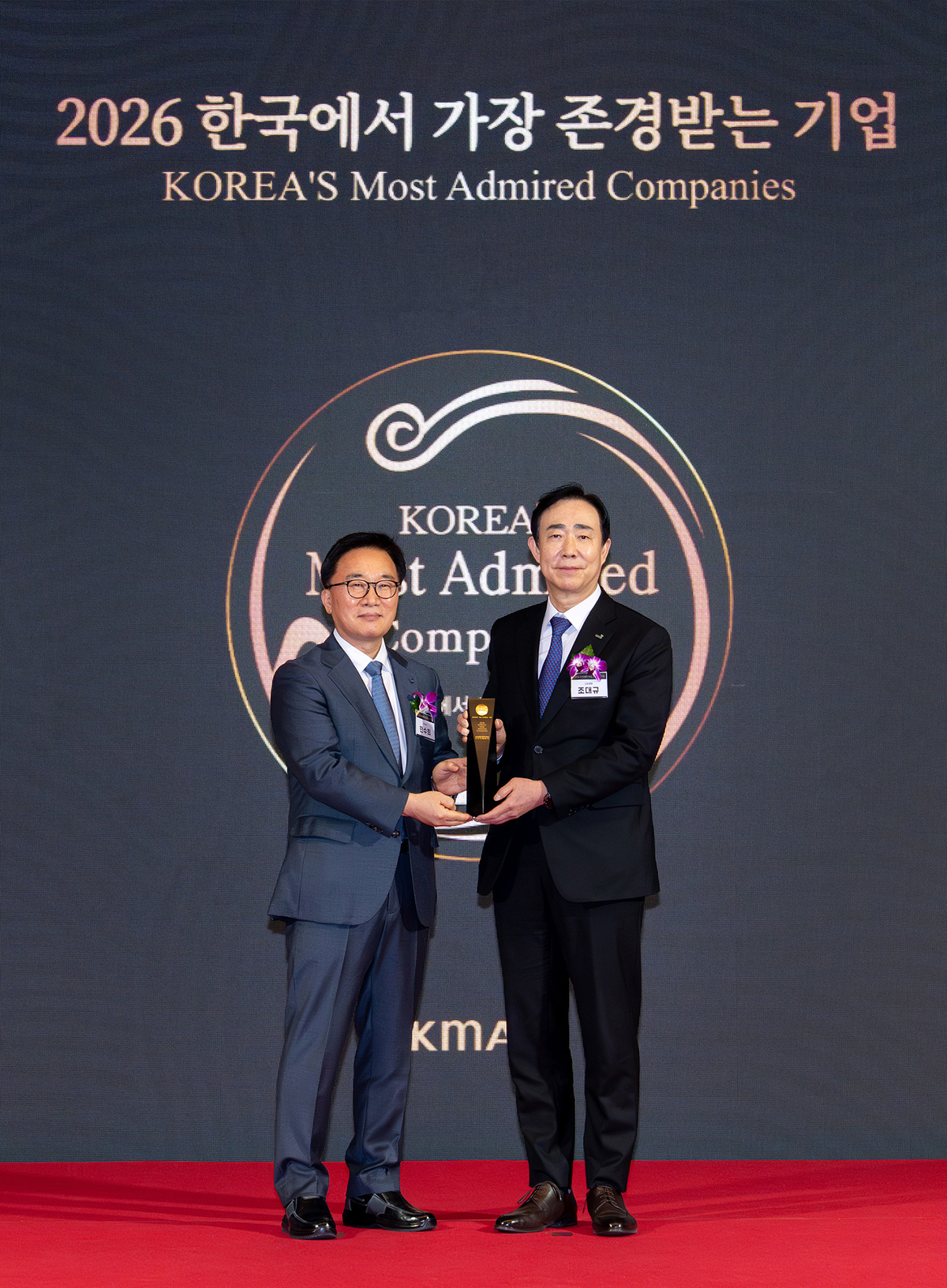 지난 10일 서울 여의도 콘래드호텔에서 열린 시상식에서 조대규 교보생명 대표이사 사장(오른쪽)이 한수희 한국능률협회컨설팅 대표이사 사장과 기념 촬영을 하고 있다. 교보생명 제공