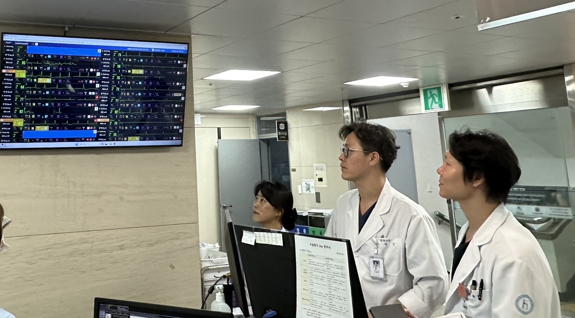 광주한국병원 의료진들이 병동에 설치된 씽크&nbsp;모니터를 통해 환자 상태를 확인하고 있다. 대웅제약 제공