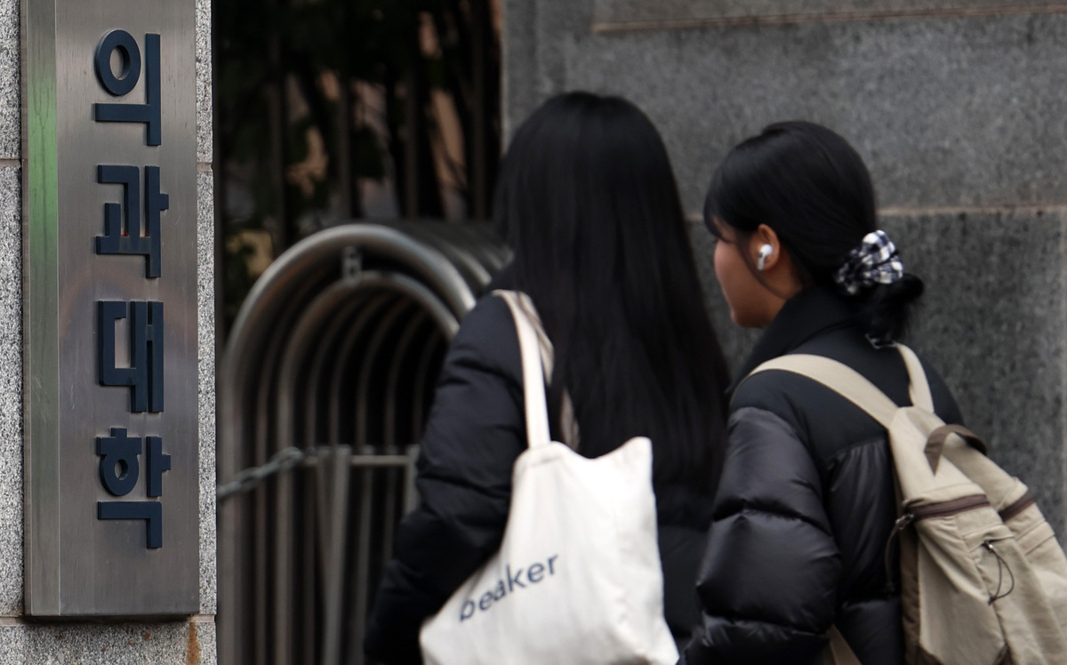 정부의 의대 정원 증원 확정 이후 시민단체와 의료계 반발이 이어지며 의료 인력 정책을 둘러싼 갈등이 확산되는 양상이다. 11일 서울의 한 의과대학에 학생들이 이동하고 있다. 뉴시스