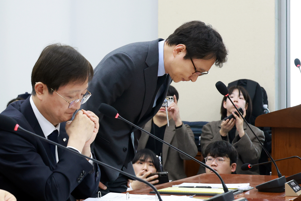 이재원 빗썸 대표이사가 11일 서울 여의도 국회에서 열린 정무위원회의 빗썸 관련 긴급 현안질의에서 사과 후 인사하고 있다. 뉴시스