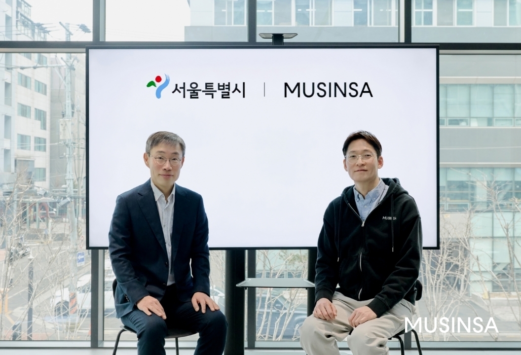 김영환 서울시 정원도시국장(왼쪽)과 이승진 무신사 부사장이 2026 서울국제정원박람회 기업동행정원 조성을 위한 업무 협약을 체결하고 기념 촬영하고 있다. 무신사 제공