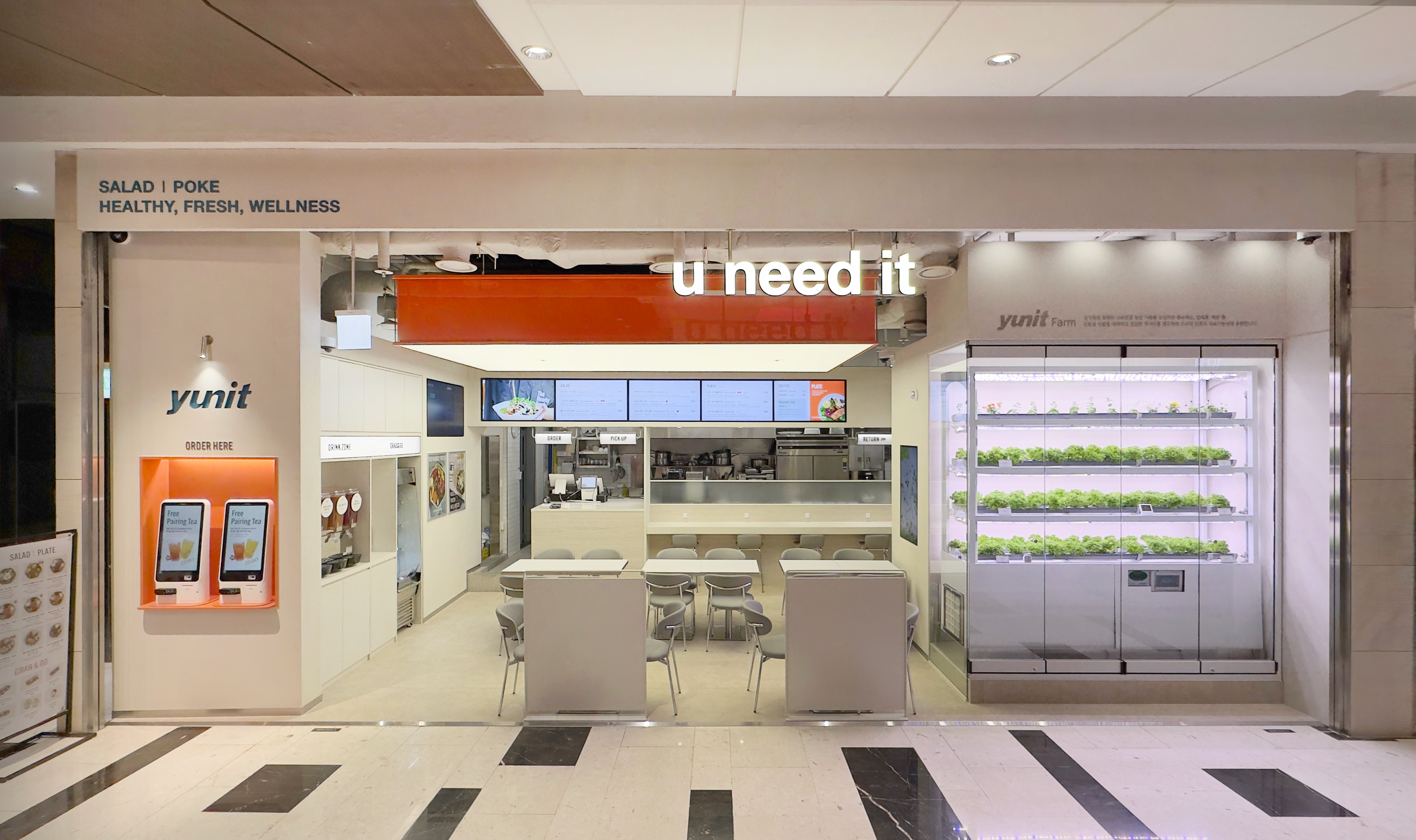 2월&nbsp;13일&nbsp;리뉴얼&nbsp;오픈한&nbsp;윤잇&nbsp;IFC몰점&nbsp;전경.&nbsp;스마트팜&nbsp;'윤잇팜'을&nbsp;매장&nbsp;전면에,&nbsp;오더존을&nbsp;입구&nbsp;왼쪽에&nbsp;배치해&nbsp;고객&nbsp;동선을&nbsp;직관적으로&nbsp;구성했다. 사진=SB성보