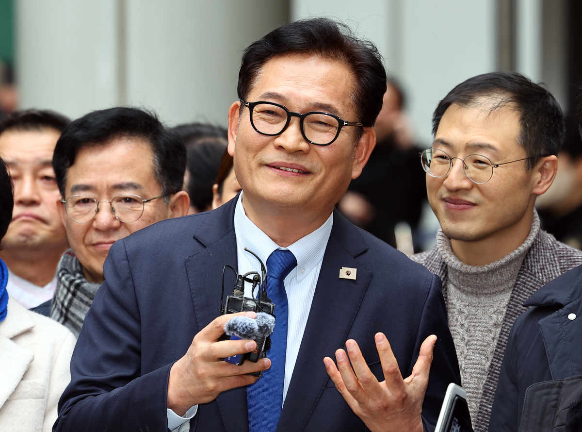 송영길 소나무당 대표가 13일 서울 서초구 서울고등법원에서 열린 '더불어민주당 전당대회 돈봉투' 의혹 관련 2심에서 무죄를 선고 받은 뒤 발언하고 있다. 2심은 1심 판결을 파기하고, 송 대표에게 제기된 혐의 전부에 대해 무죄를 선고했다. 뉴시스