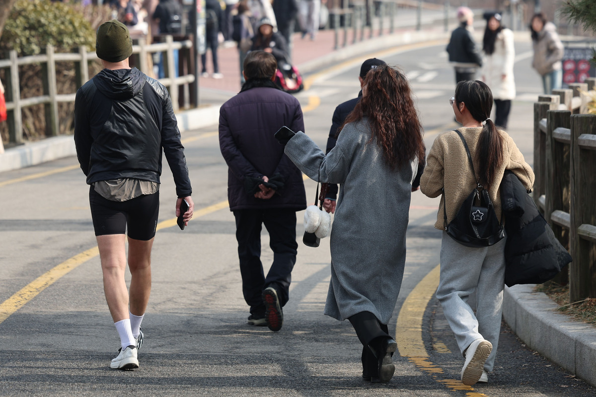 최근 서울 용산구 남산공원에서 러너가 가벼운 옷차림으로 이동하고 있다. 뉴시스