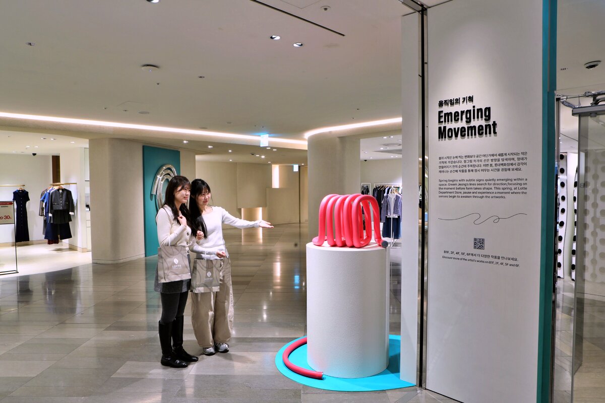 서울시 소공동에 위치한 롯데백화점 본점에 선보인 첫 ‘아트 VM 프로젝트’ 작품을 바라보는 소비자의 모습. 롯데백화점 제공