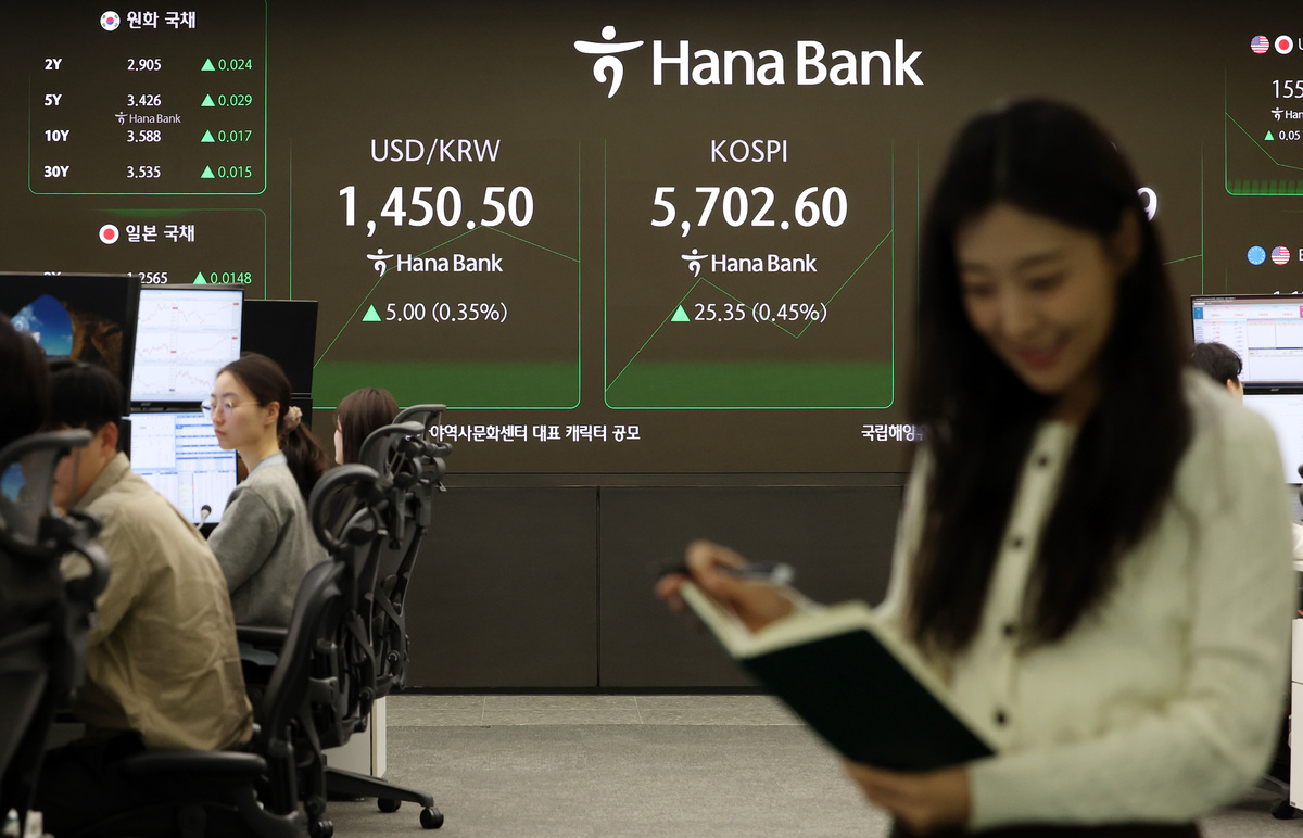 코스피가 전 거래일(5677.25)보다 19.64포인트(0.35%) 상승한 5696.89에 개장한 20일 오전 서울 중구 하나은행 딜링룸 전광판에 지수가 표시되고 있다. 뉴시스