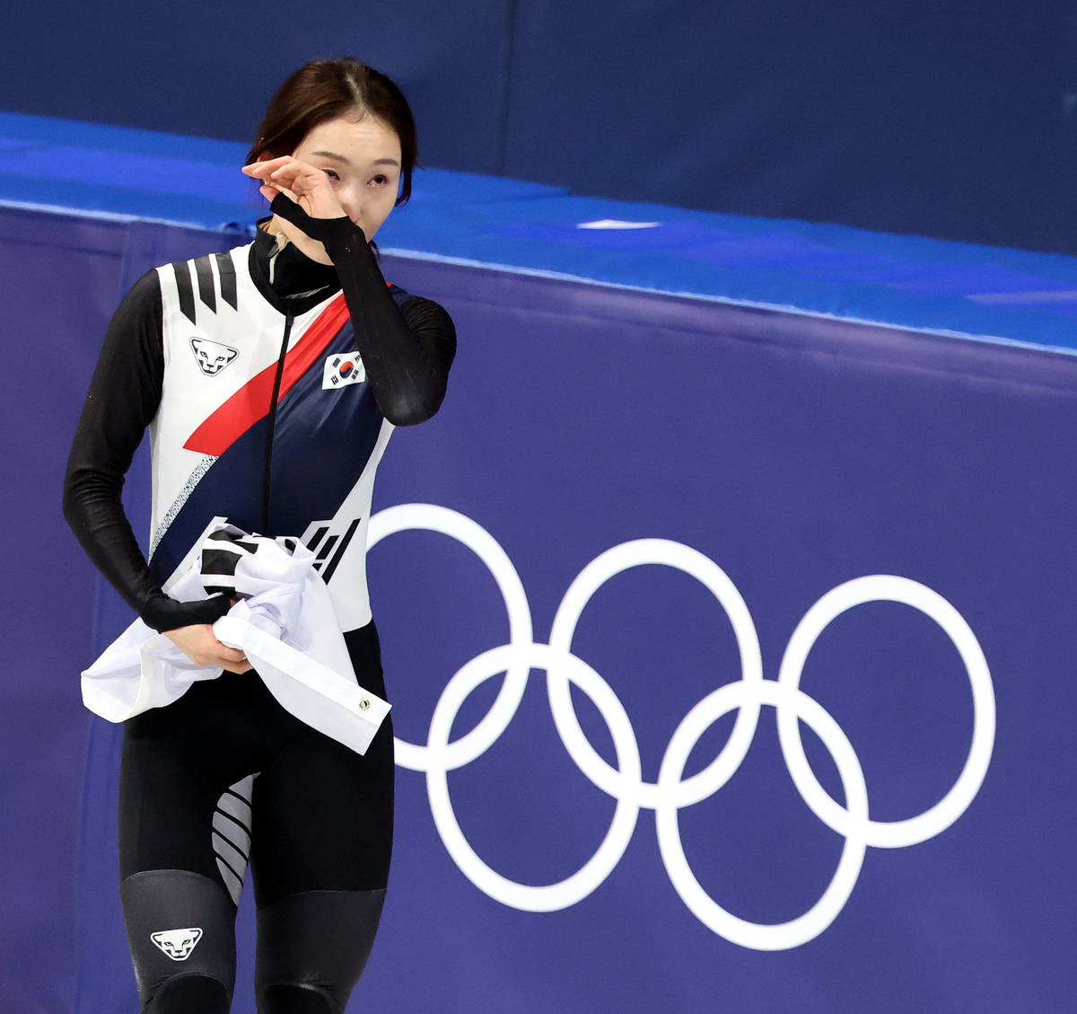 2026 밀라노·코르티나담페초 동계올림픽 쇼트트랙 여자 1500m 결승에서 은메달을 획득한 최민정이 눈물을 흘리고 있다. 밀라노=뉴시스