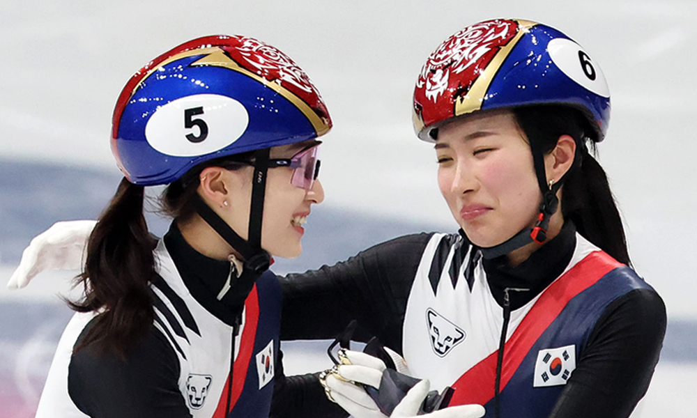 쇼트트랙 여자 1500m 결승에서 금메달을 획득한 김길리와 은메달을 획득한 최민정이 서로를 격려하며 기뻐하고 있다. 밀라노=뉴시스