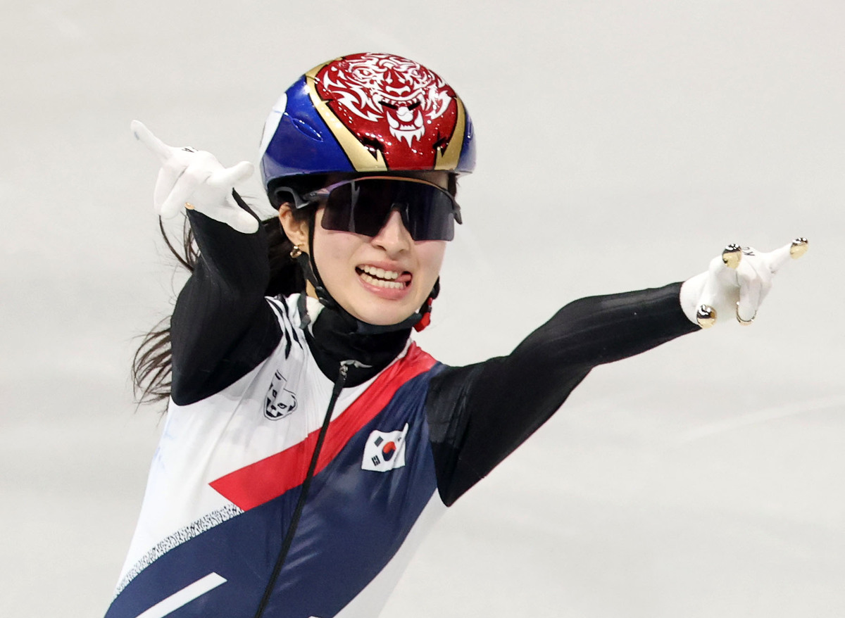 2026 밀라노·코르티나담페초 동계올림픽 쇼트트랙 여자 1500m 결승에서 김길리가 금메달을 획득한 뒤 기뻐하고 있다. 밀라노=뉴시스
