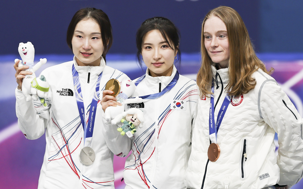 쇼트트랙 김길리(가운데)가 이탈리아 밀라노 아이스스케이팅 아레나에서 열린 2026 밀라노·코르티나 담페초 동계올림픽 쇼트트랙 여자 1500m 시상식에서 금메달을 받고 최민정과 기념촬영을 하고 있다. 밀라노=뉴시스