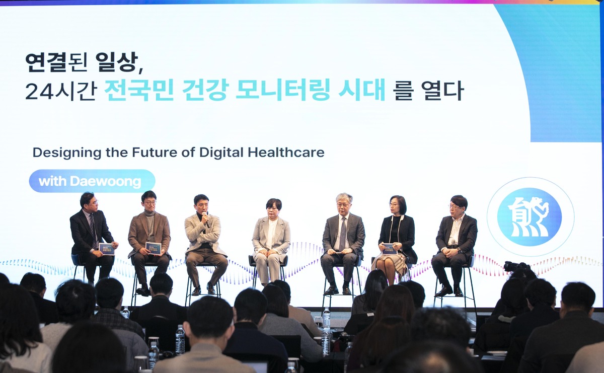 대웅제약의 디지털 헬스케어 비전 발표회에서 참여한 박형철 대웅제약 ETC본부장, 이영신 씨어스테크놀로지 대표, 양문술 대한병원협회 미래헬스케어위원회장, 이규민 중소병원간호사회장, 조재형 조재형 대표, 박선희 스카이랩스 상무, 김용식 퍼즐에이아이 대표(왼쪽부터). 대웅제약 제공