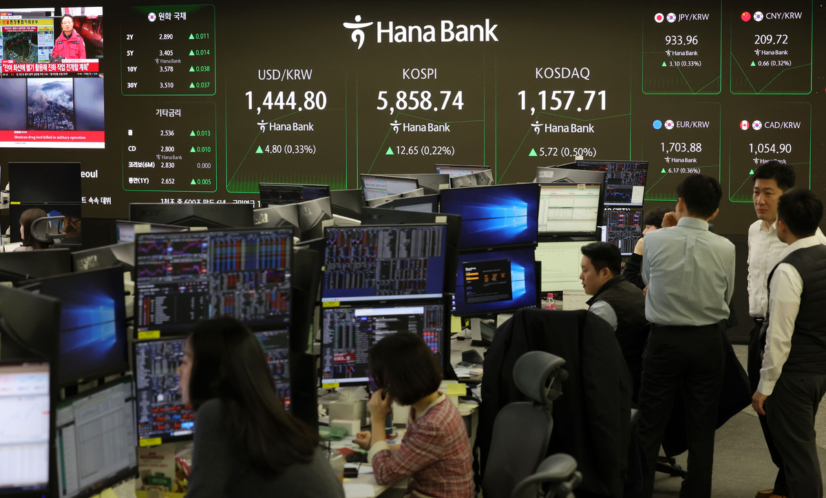 코스피가 전 거래일(5846.09)보다 7.39포인트(0.13%) 오른 5853.48에 개장한 24일 오전 서울 중구 하나은행 딜링룸 전광판에 지수가 표시되고 있다. 뉴시스