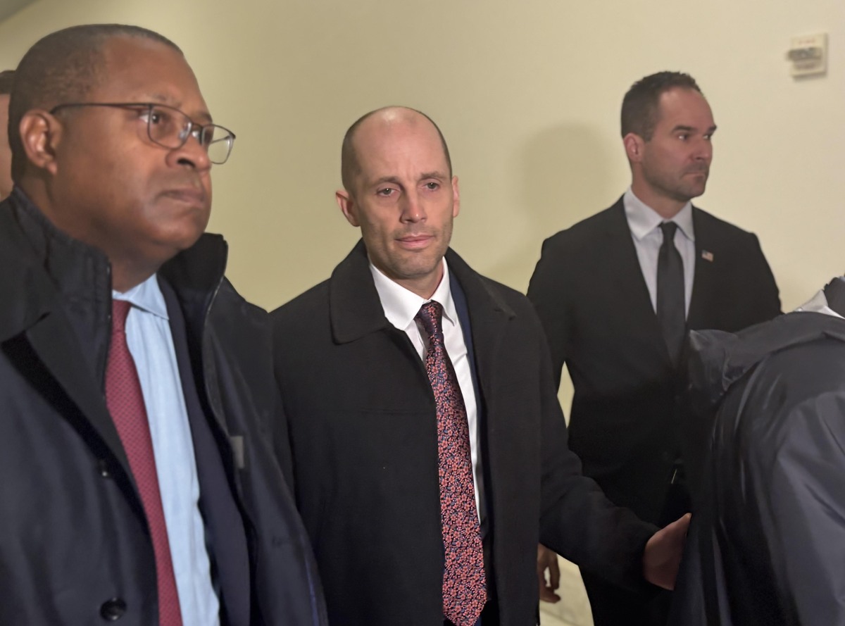 해롤드 로저스 쿠팡 한국법인 임시대표(가운데)가 24일&nbsp;워싱턴DC 연방하원 건물인 레이번 빌딩에서 미국 하원 법사위원회가 개최한 쿠팡 사태 관련 비공개 증언청취&nbsp;절차에 출석해 이동하고 있다. 뉴시스