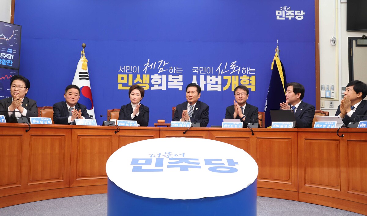 정청래 더불어민주당 대표와 최고위원들이 25일 서울 여의도 국회에서 열린 최고위원회의에서 코스피 6000 돌파를 축하하며 박수를 치고 있다. 뉴시스