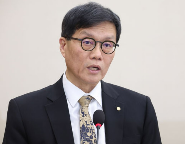 이창용 한국은행 총재가 지난 23일 오후 서울 여의도 국회에서 열린 재정경제기획위원회에 전체회의에서 의원 질의에 답변하고 있다. 뉴시스