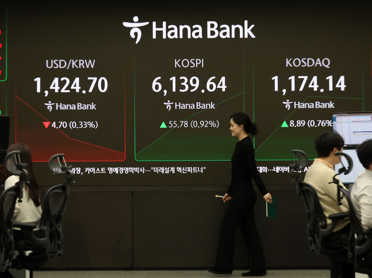 26일 오전 서울 중구 하나은행 딜링룸 전광판. 뉴시스