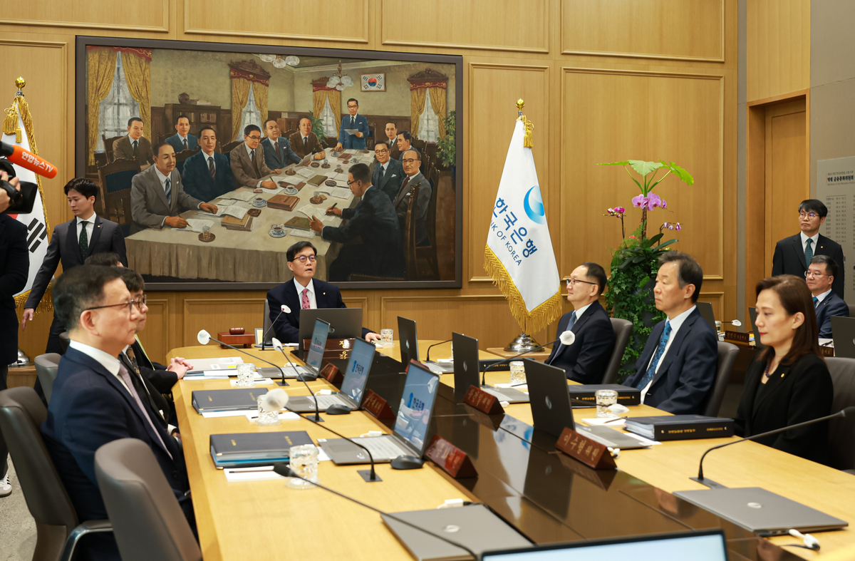 이창용 한국은행 총재가 26일 서울 중구 한국은행 본관에서 금융통화위원회 본회의를 주재하고 있다. 한국은행 제공