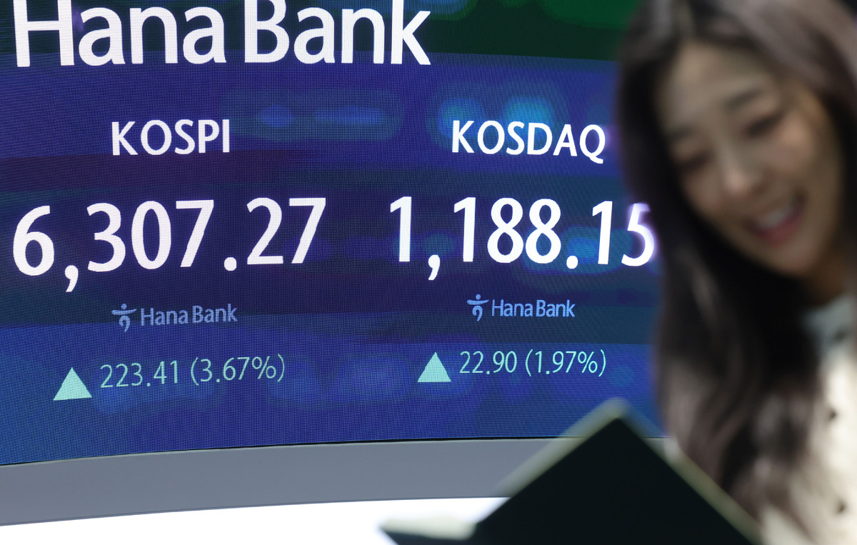 26일 오후 서울 중구 하나은행 딜링룸 전광판에 지수가 표시돼 있다. 뉴시스