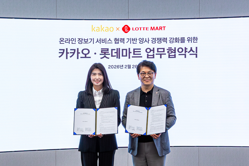 정신아 카카오 대표이사(왼쪽)와 차우철 롯데마트·슈퍼&nbsp;대표가 온라인 장보기 업무협약 기념사진을 찍고 있다. 카카오 제공