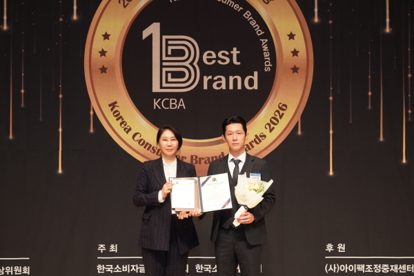 임시훈 대표가 아이다 이스마일로바 주한 키르기스스탄 대사와 기념촬영하고 있다. 이미지=아임일리터