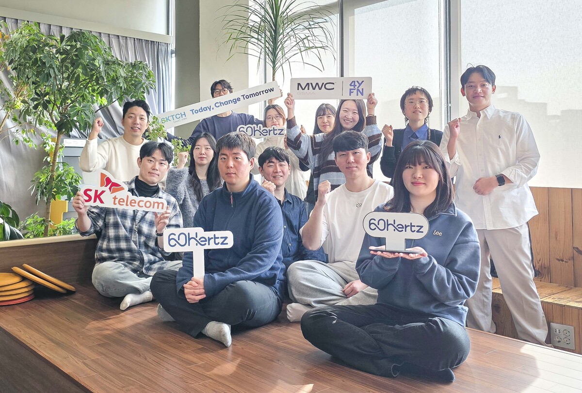 이동통신 3사가 MWC26의 부대행사인 ‘4YFN(4 Years from Now)’에서 K-스타트업이 두각을 드러낼 수 있도록 전폭적으로 지원한다. SK텔레콤 4YFN 단독 전시관에 참여하는 식스티헤르츠 임직원들의 모습. SK텔레콤 제공
