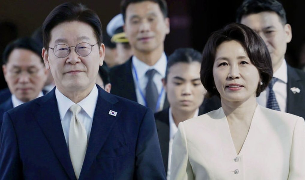 싱가포르를 국빈 방문한 이재명 대통령과 김혜경 여사가 1일(현지 시간) 창이 국제공항에 도착해 이동하고 있다. 뉴시스