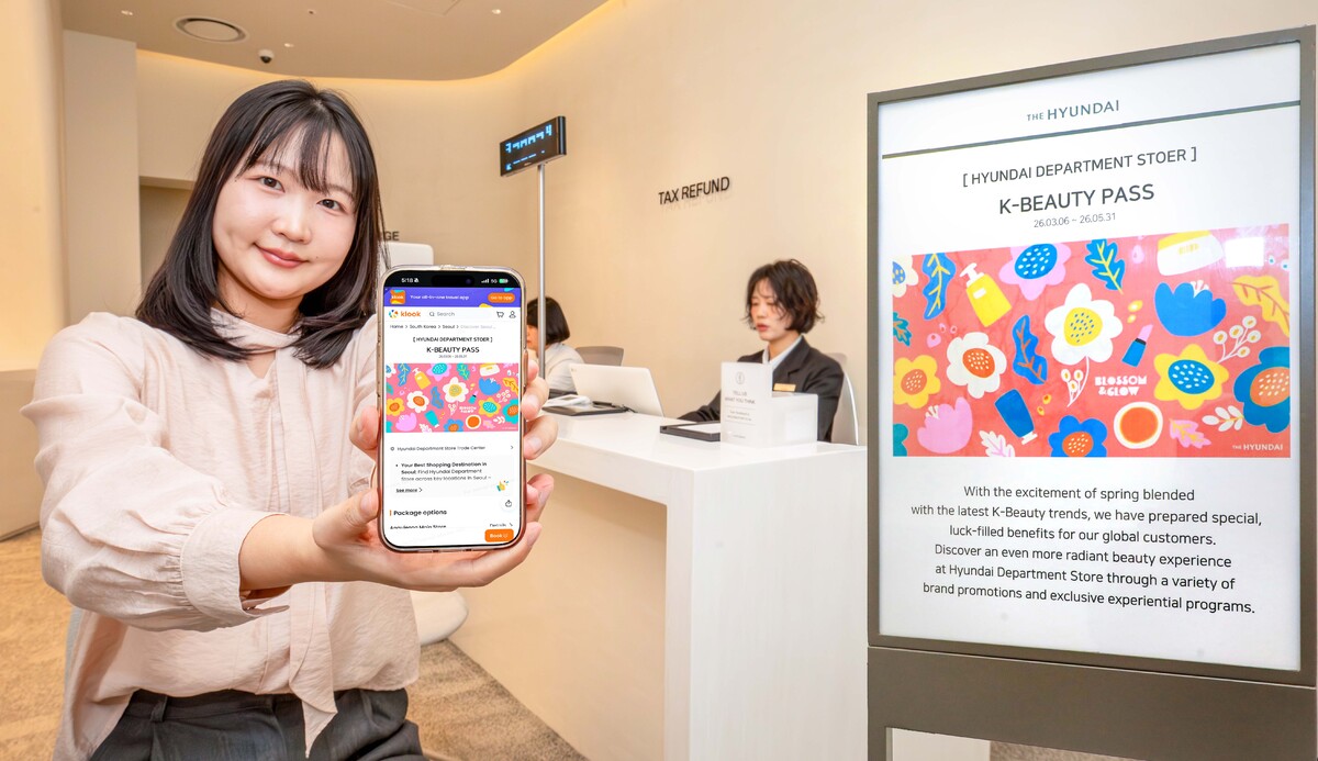 현대백화점 무역센터점 3층 글로벌 라운지에서 직원이 현대백화점 ‘서울 투어패스’를 소개하고 있다. 현대백화점 제공