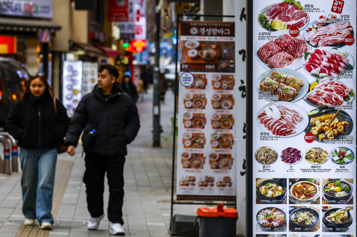 지난달 24일 서울 중구 명동거리 음식점에 메뉴 안내문이 붙어있다. 국가데이터처 국가통계포털(KOSIS)에 따르면 2024년 외식 소비자물가지수는 연평균 121.01(2020년=100)로 집계됐다. 4년 사이 약 21% 상승한 수준이다. 뉴시스