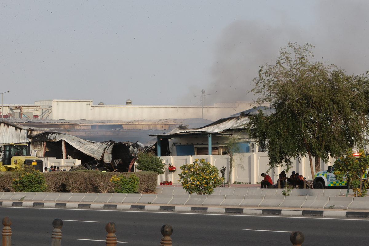 2일 카타르 알라이얀 산업단지에서 이란의 공습으로 화재가 발생해 연기가 치솟고 있다. 앞서 이란 혁명수비대는 미국과 이스라엘의 이란 공습에 대한 보복으로 카타르·바레인·아랍에미리트(UAE)·쿠웨이트 등 걸프 지역에 주둔한 미군 기지에 미사일을 발사했다. AP/뉴시스