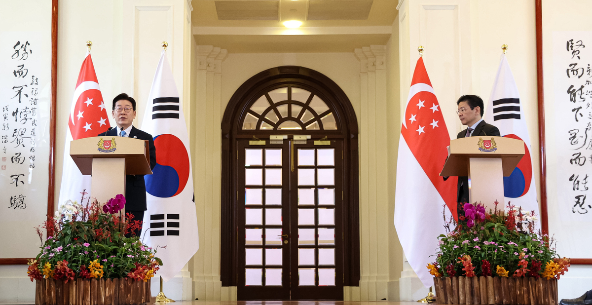 싱가포르를 국빈 방문 중인 이재명 대통령이 2일 싱가포르 외교부에서 로렌스 웡 총리와 공동 언론발표를 하고 있다. 뉴시스