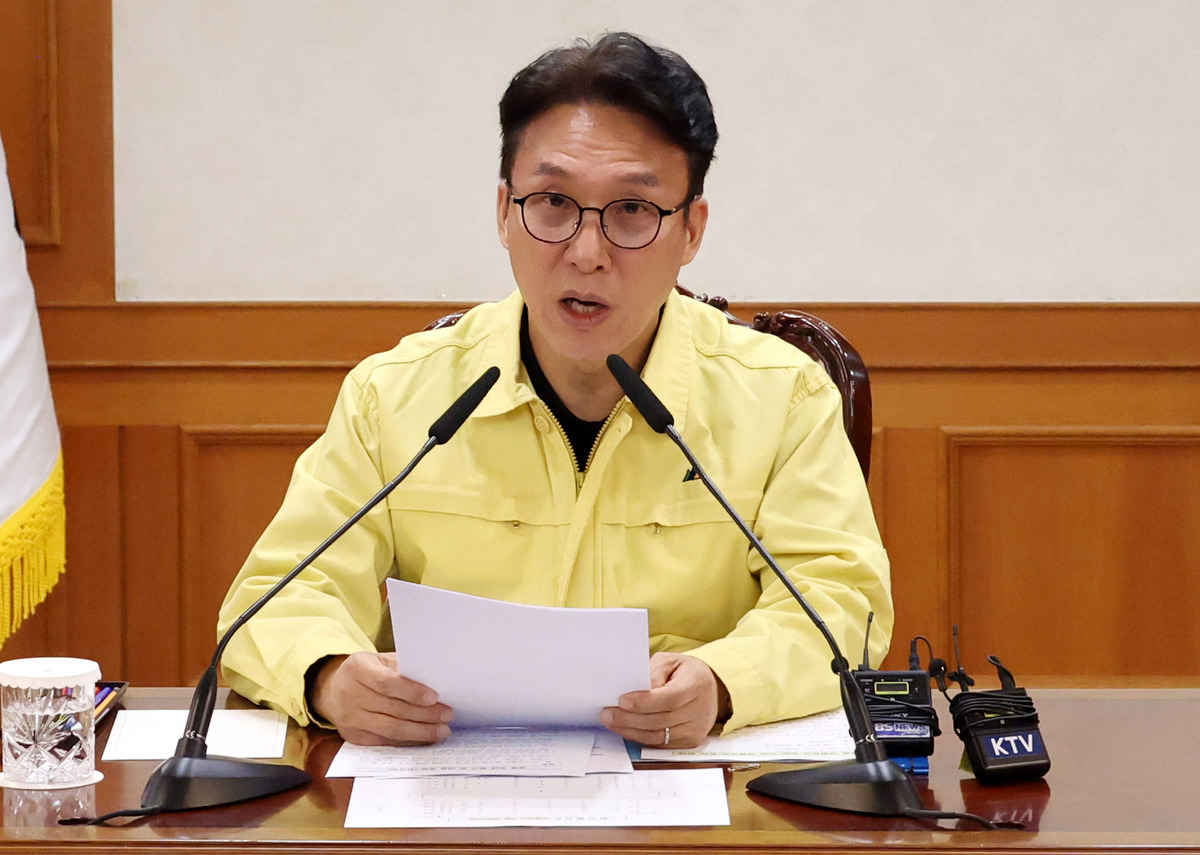 김민석 국무총리가 지난 1일 서울 종로구 정부서울청사에서 열린 중동 상황점검 관련 긴급 관계부처회의를 주재하고 있다. 뉴시스