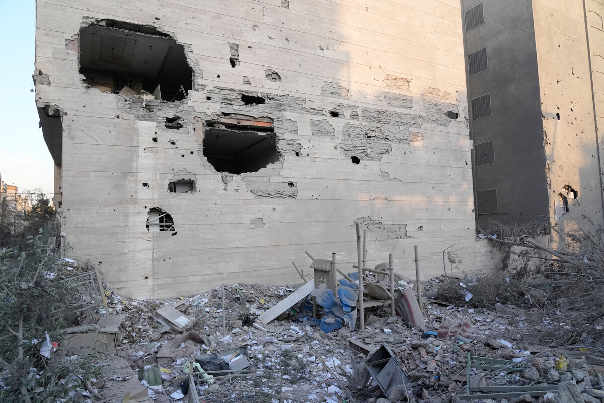 2일(현지 시각) 이란 테헤란의 한 경찰서 건물이 미·이스라엘의 공습으로 파손돼 있다. 사진=AP/뉴시스