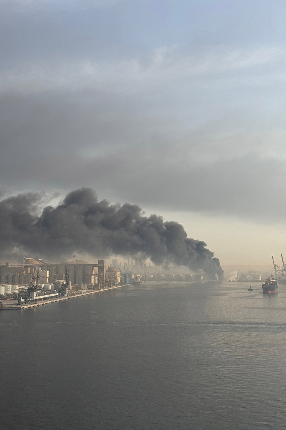 최근 호르무즈 인접 아랍에미리트 제벨알리항에서 검은 연기가 피어오르고 있다. 전국해상선원노동조합연맹 제공