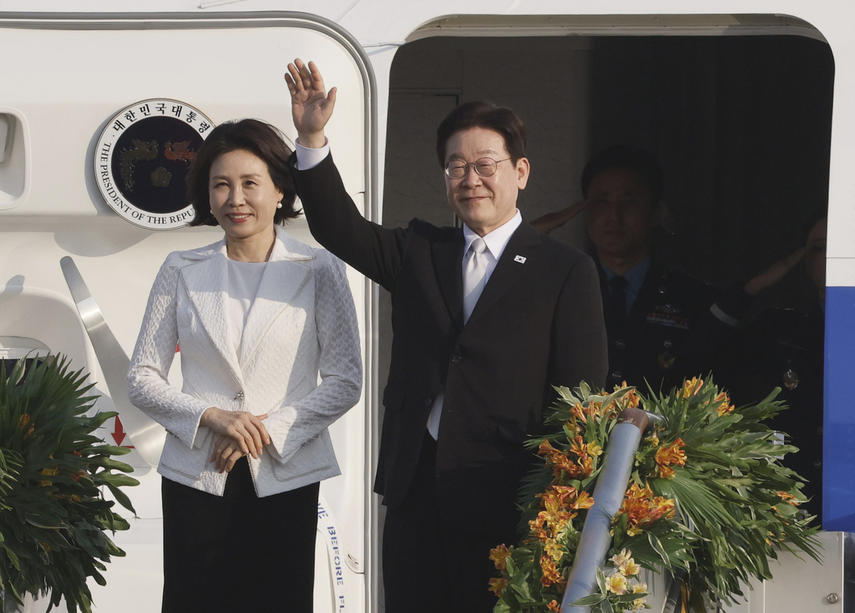 필리핀 국빈 방문 일정을 마친 이재명 대통령과 김혜경 여사가 4일&nbsp;마닐라 빌라모어 군공항에서 공군 1호기에 올라 인사하고 있다. 뉴시스