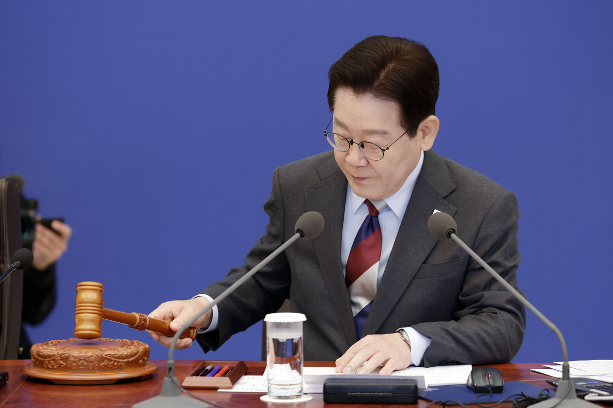 이재명 대통령이 5일 청와대에서 열린 임시 국무회의에서 의사봉을 두드리며 개회 선언을 하고 있다. 뉴시스