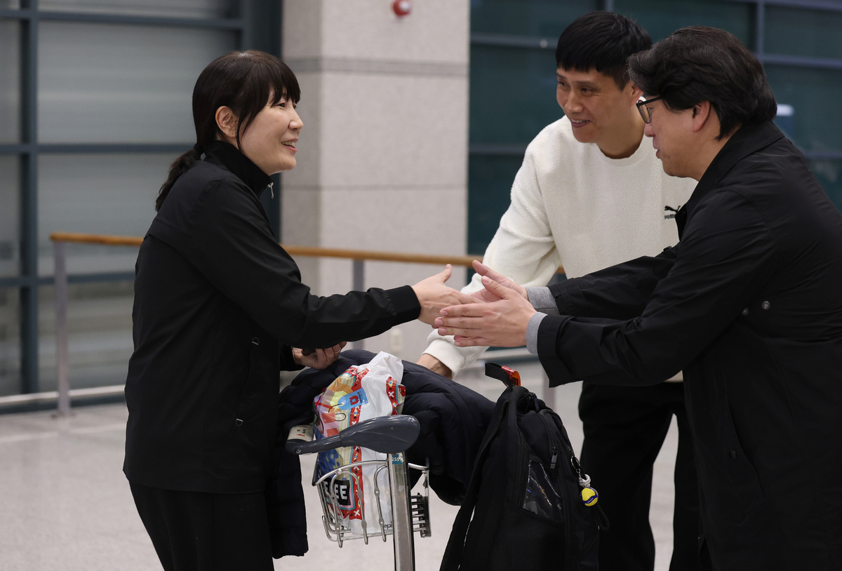 중동 상황 악화로 급거 귀국한 이도희 이란 여자배구 국가대표팀 감독이 5일 오후 인천국제공항 제1터미널을 통해 귀국해 관계자들과 인사를 나누고 있다. 뉴시스