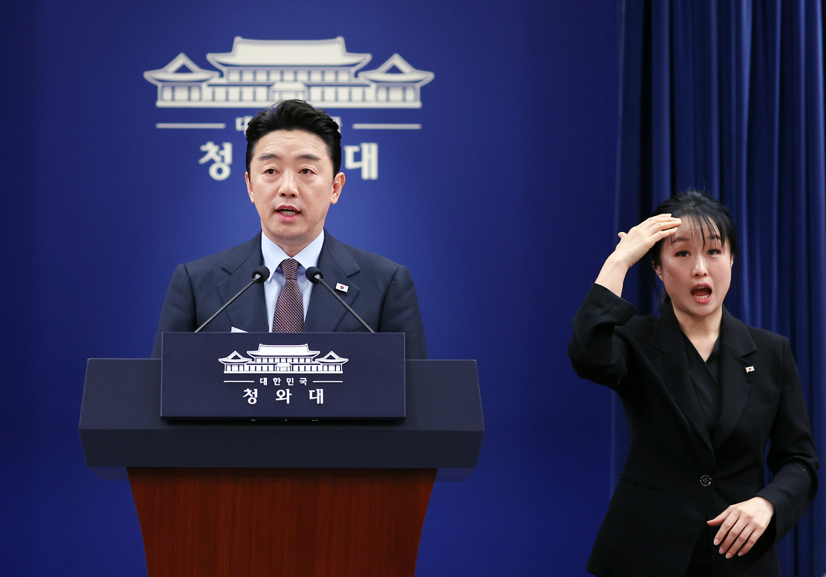 강훈식 대통령 비서실장이 6일 청와대에서 UAE 체류 국민 귀국 지원 및 원유 확보 관련 브리핑을 하고 있다. 청와대통신사진기자단