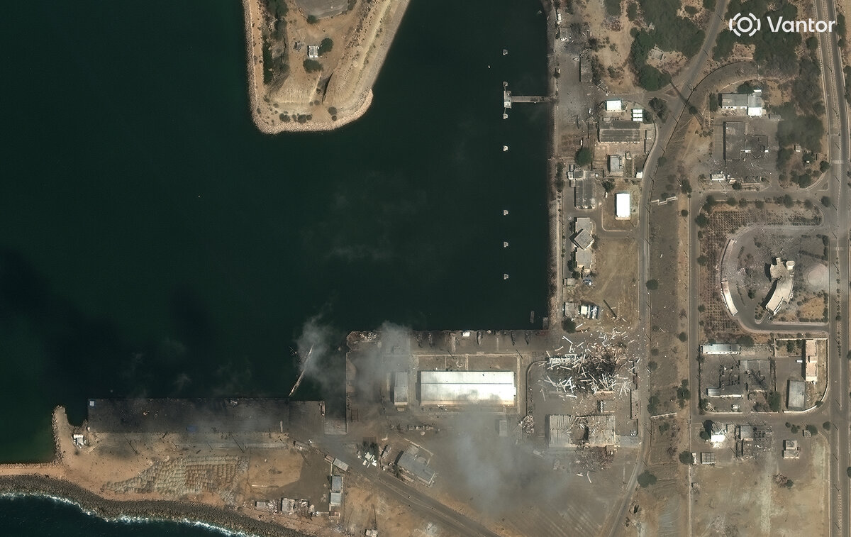 미군의 폭격을 받아 파괴된 이란 군시설을 상업 위성 벤더가 촬영한 모습. AP/뉴시스