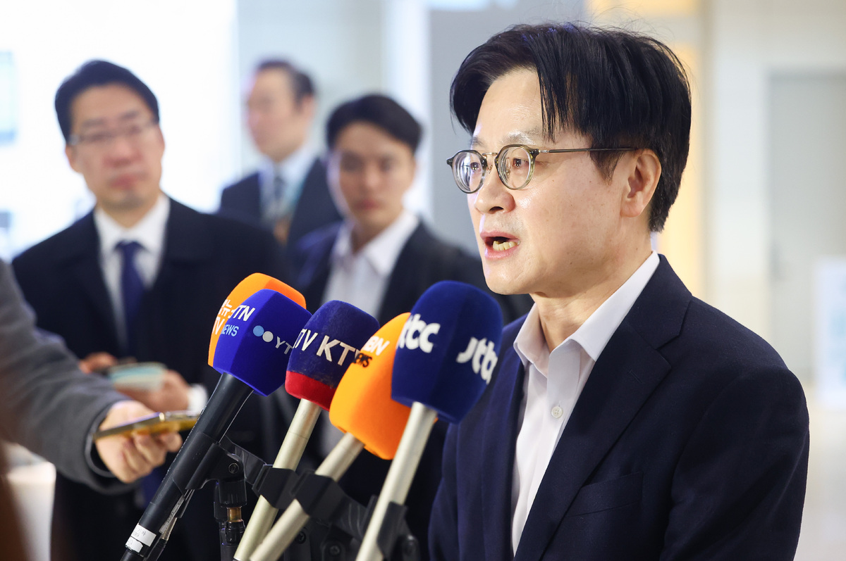 김정관 산업통상부 장관이 캐나다에서 열리는 LG엔솔 배터리 공장 준공식 참석을 계기로 캐나다 초계 잠수함 프로젝트(CPSP) 사업 수주를 지원하기 위해 5일 오전 인천국제공항 2터미널을 통해 출국하며 취재진 질문에 답변하고 있다. 뉴시스