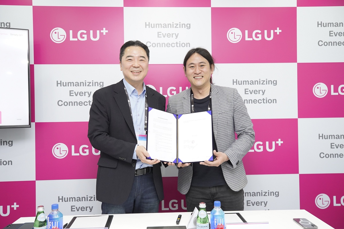 이상엽 LG유플러스 최고기술책임자(CTO·왼쪽)와 백준호 퓨리오사AI 대표가 지난 4일 MWC26 현장에서 기념촬영을 하고 있다.