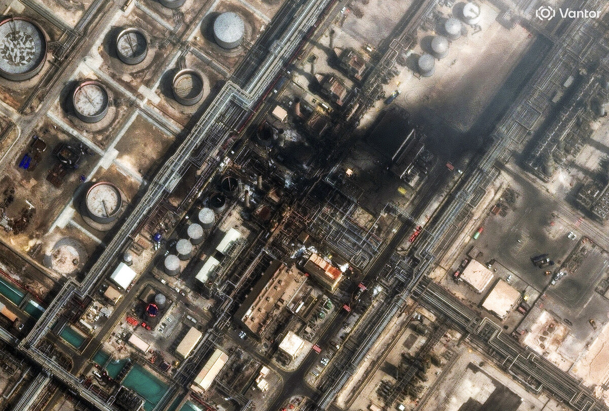 This satellite image provided by Vantor shows damage after a drone attack at Ras Tanura oil refinery, in Saudi Arabia, Monday, March 2, 2026. AP/뉴시스