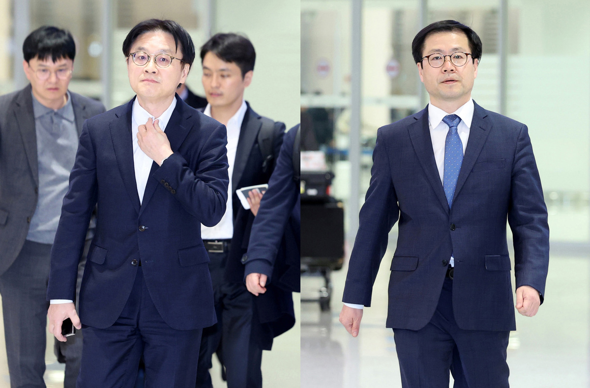 한미 관세합의 이행 등 통상 현안 협의를 위해 미국을 방문한 산업통상부 김정관(왼쪽) 장관과 여한구 통상교섭본부장이 8일 인천국제공항 제2터미널을 통해 귀국하고 있다. 뉴시스